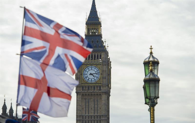 Parlamento británico rechaza acuerdo de Brexit por aplastante mayoría