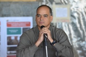 ¡Sin palabras! Andrés Izarra prefiere las colas que “calarse” a Leopoldo López