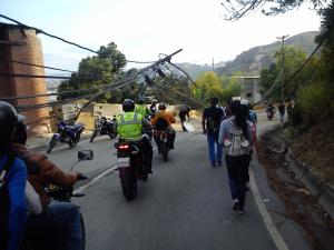 Sigue cerrado el paso por carretera Baruta-El Placer (Fotos)
