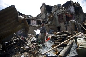 Nuevo terremoto causa pánico, muerte y daños en Nepal (Fotos)