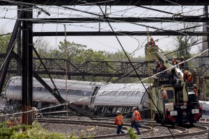 Suben a ocho los muertos en accidente de tren en Filadelfia