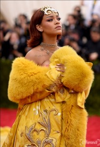 El vestido de Rihanna en la Met Gala era tan grande que la alfombra roja se puso amarilla