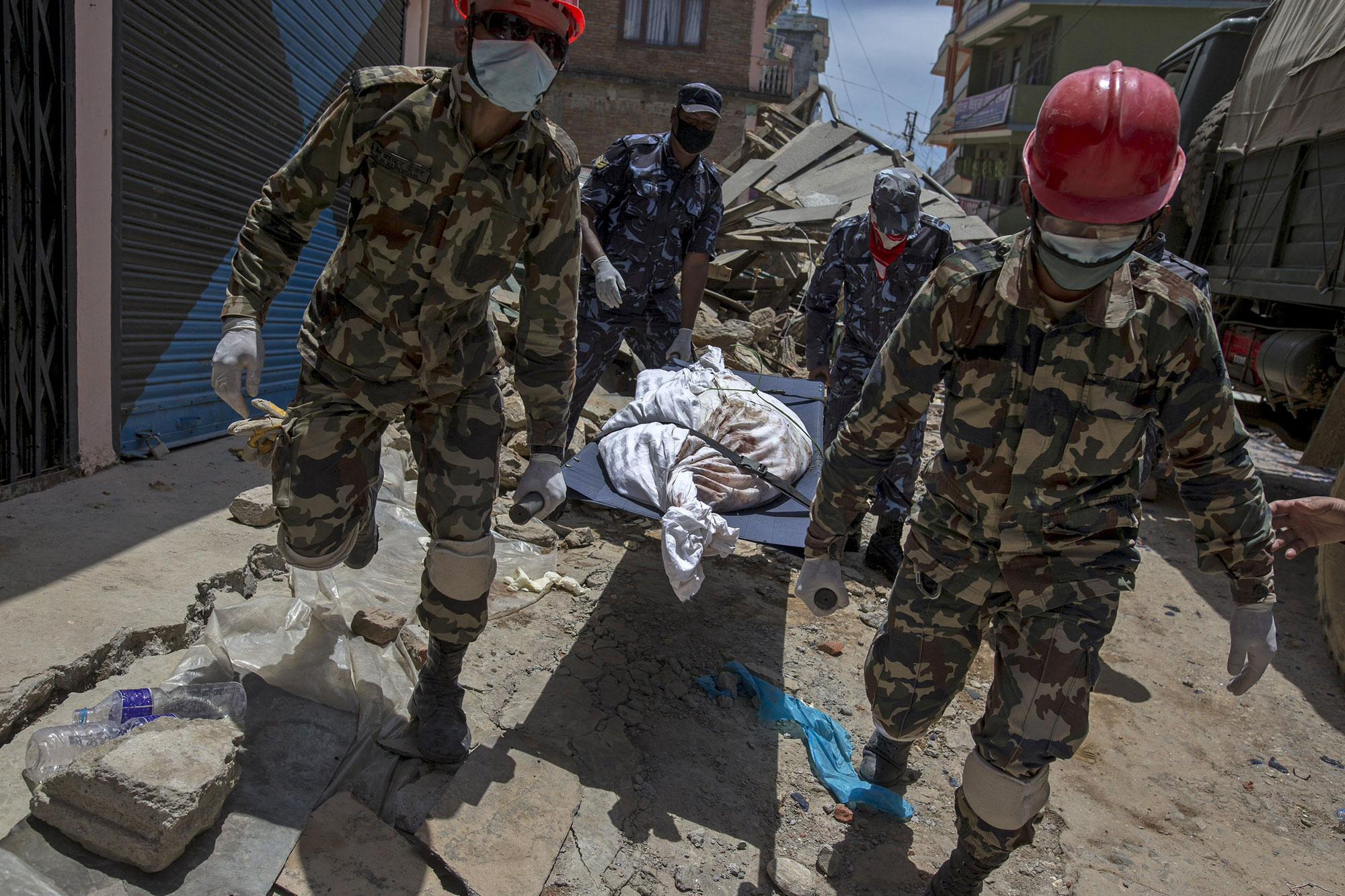 Sube cifra de muertos por terremoto Nepal