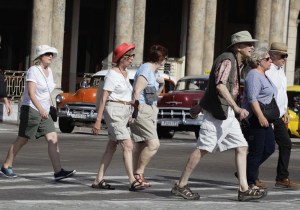 Miles de turistas llegan a Cuba y miles de cubanos emigran