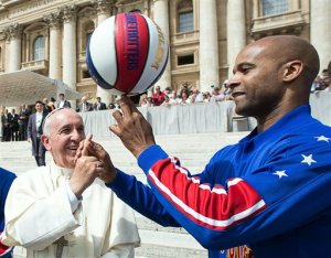 ¿Sólo fútbol? El Papa se luce con los Glotbetrotters (Foto)