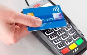 Comerciantes cobran hasta 25% más en pago con tarjeta de débito