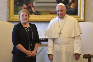 El Papa y Bachelet conversaron sobre pobreza, familia y política