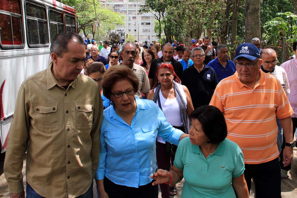 Alcadía Metropolitana activa jornada de limpieza de quebradas en Caricuao