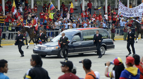 Carroza fúnebre de Chávez rematada como mercancía de contrabando en Colombia