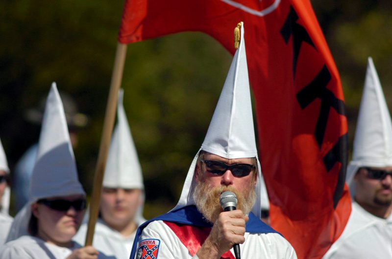Investigan entrega de volantes del Ku Klux Klan en Georgia