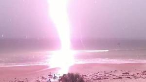 Un espeluznante rayo en una playa de Florida siembra el terror (Video)
