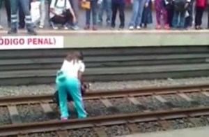 ¿Harías lo mismo? Mujer se lanza a las vías del metro para salvar a un perro (Video)