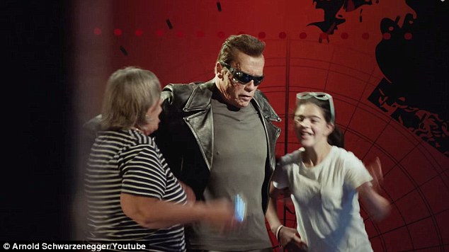 TROLLMINATOR: Schwarzenegger le pega el susto de sus vidas a visitantes del museo de cera (GENIAL)