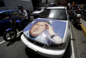 LA FOTO: Un “recalentado Chávez” se coló en la marcha de los sindicalistas de Polar
