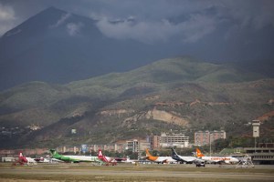 Venezuela, cada vez más aislada: caen un 80% los vuelos al extranjero