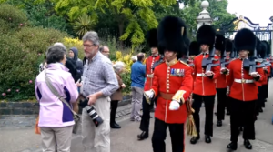 ¿Qué pasa cuando te atraviesas durante un cambio de guardia en el palacio de Buckingham? (Video)