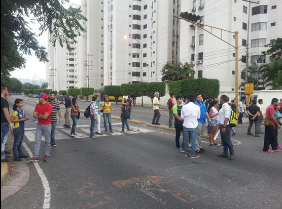 Protestan en Naguanagua contra impedimento de la GNB para inscripción en el REP