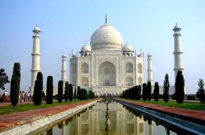 Pareja se cortó el cuello en el Taj Mahal por no poder casarse