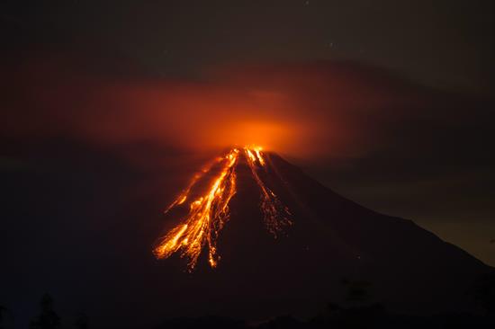Más de 80 personas evacuadas en México por erupción del volcán de Colima