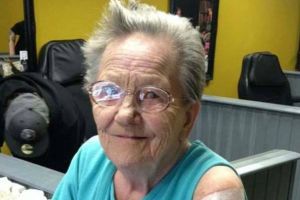 ¡La abuela cool! Se escapó del ancianato para tatuarse (Fotos)