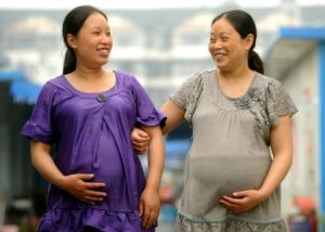 Empresa china multa a empleadas que se embaracen sin permiso