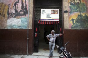 El cubano que espera en la puerta del partido comunista que Obama derogue el decreto contra chavistas (Foto)