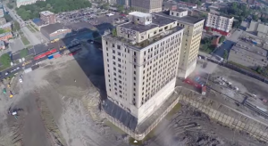 Impresionante demolición de un edificio grabado por un drone (Video)