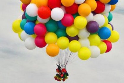 Lo imputaron por volar amarrado a 100 globos de helio