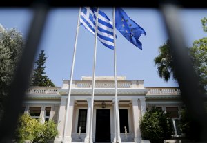 Grecia acepta un duro acuerdo con la zona euro a cambio de un nuevo rescate