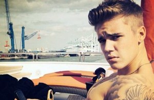 ¡Fraude! Justin Bieber es puro photoshop, se fue a la playa y se le quedaron los músculos