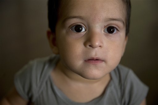 Foto: El niño hondureño Joshua Tinoco, de un año, juega en la casa de un pariente en Los Ángeles, California, el 8 de junio de 2015. Las autoridades migratorias de Estados Unidos decidieron suspender el caso de deportación del menor cuya madre adolescente recibió autorización para permanecer en el país y ha solicitado la residencia permanente. / AP 