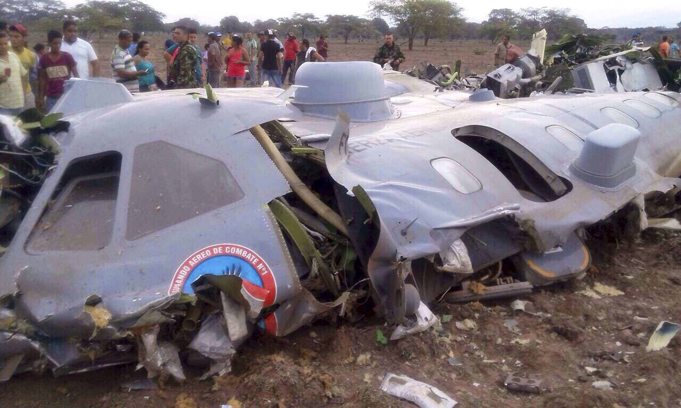 Rescatan cuerpos de 11 militares muertos en accidente aéreo en Colombia