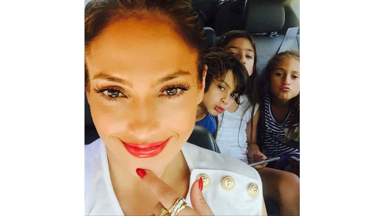 JLo publicó una adorable selfie junto a sus hijos Emme y Max