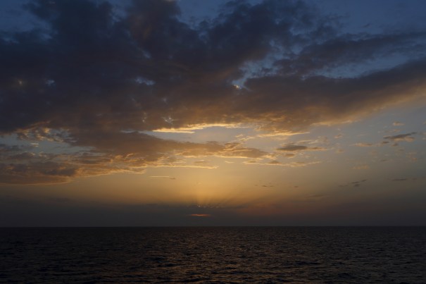 Foto: El sol se pone en la zona donde se buscaba el 5 de agosto a un barco con inmigrantes en la costa de Libia. Más de 200 inmigrantes podrían haberse ahogado en la más reciente tragedia marítima en el Mediterráneo, después de que equipos de emergencia rescataron a más de 370 personas de una embarcación que volcó cuando llevaba supuestamente a 600 personas a bordo, dijo el jueves la guardia costera italiana / REUTERS