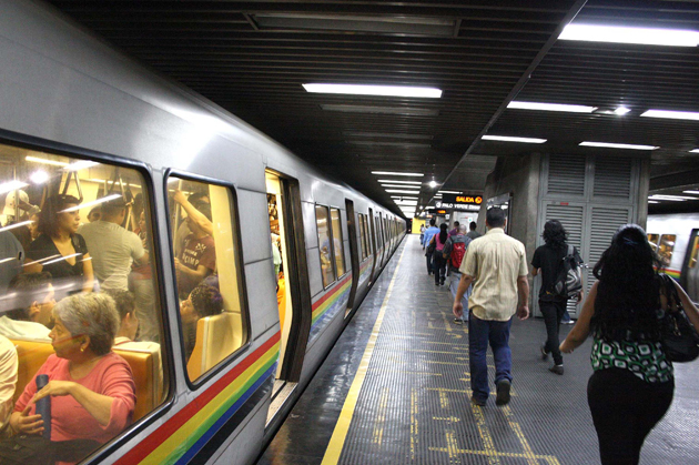 Denuncian robo masivo en el Metro de Caracas
