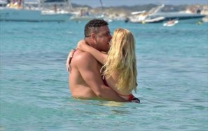 Ronaldo disfruta en Ibiza con su novia brasileña (FOTO)
