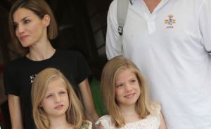 La Reina Letizia y sus hijas, de incógnito en el aeropuerto de Turquía
