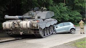 Alemania permite aplastar carros mientras manejas tanques blindados