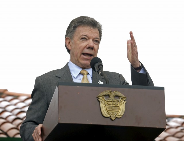 Santos afirma que la caída de precios del petróleo “golpea muy duro” a Colombia