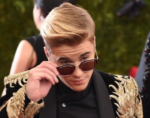Justin Bieber no quiere que sus fans lancen más regalos al escenario (Video)