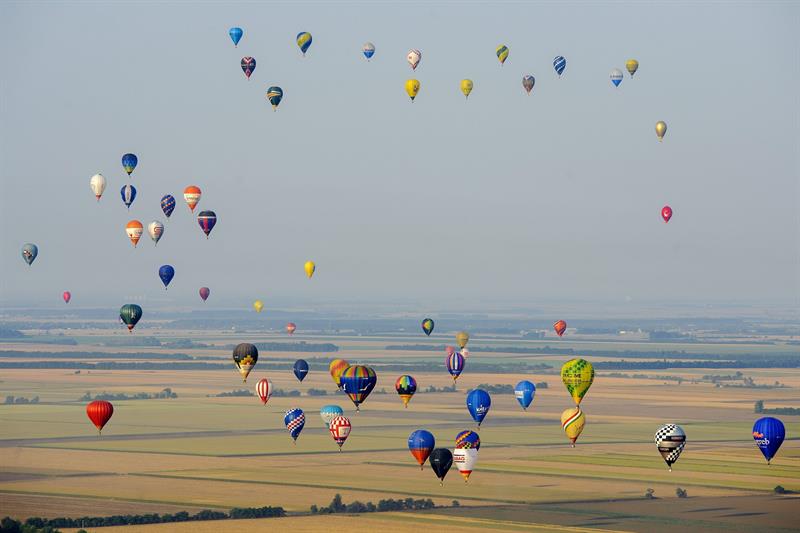 Mueren dos turistas calcinados al desplomarse globo aerostático en México