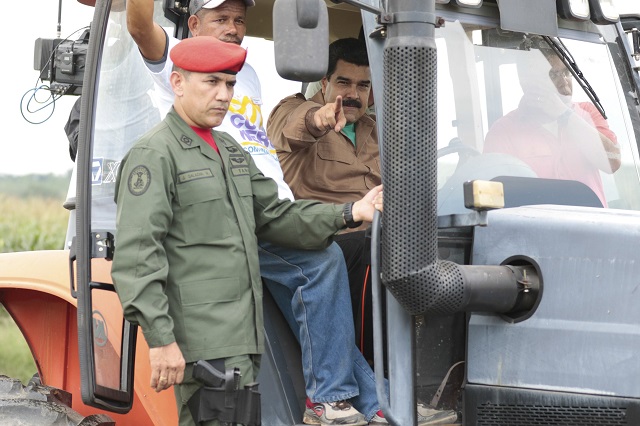 Venezuela's President Nicolas Maduro (C) greets supporters from a tractor, during his visit to a corn plantation in the state of Cojedes, in this handout picture provided by Miraflores Palace on August 12, 2015. REUTERS/Miraflores Palace/Handout via Reuters ATTENTION EDITORS - THIS PICTURE WAS PROVIDED BY A THIRD PARTY. REUTERS IS UNABLE TO INDEPENDENTLY VERIFY THE AUTHENTICITY, CONTENT, LOCATION OR DATE OF THIS IMAGE. FOR EDITORIAL USE ONLY. NOT FOR SALE FOR MARKETING OR ADVERTISING CAMPAIGNS. THIS PICTURE IS DISTRIBUTED EXACTLY AS RECEIVED BY REUTERS, AS A SERVICE TO CLIENTS. THIS IMAGE HAS BEEN SUPPLIED BY A THIRD PARTY. IT IS DISTRIBUTED, EXACTLY AS RECEIVED BY REUTERS, AS A SERVICE TO CLIENTS