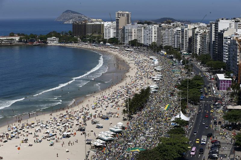 Cuestionan a autoridades de Brasil por impedir acceso de menores negros a la playa