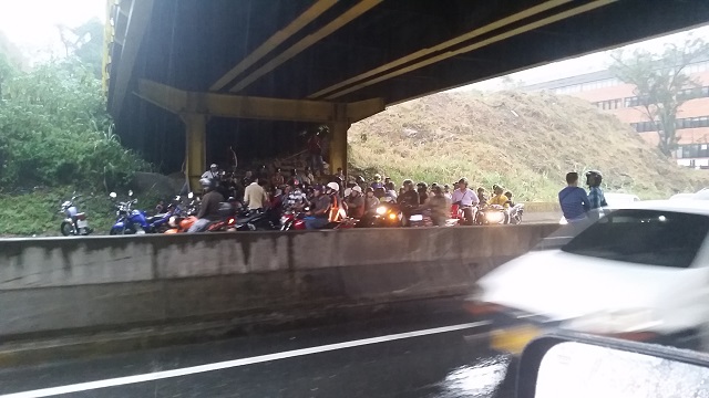 Llueve y los motorizados trancan la autopista Prados del Este (fotos)
