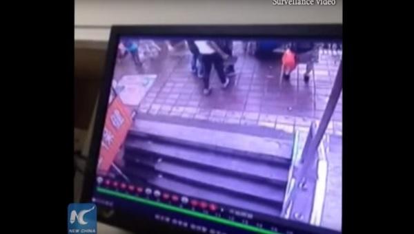 Varias personas son tragadas por la tierra mientras esperaban el bus en China (VIDEO)