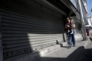 Efecto Maduro: Tres comercios al día cierran en Valencia