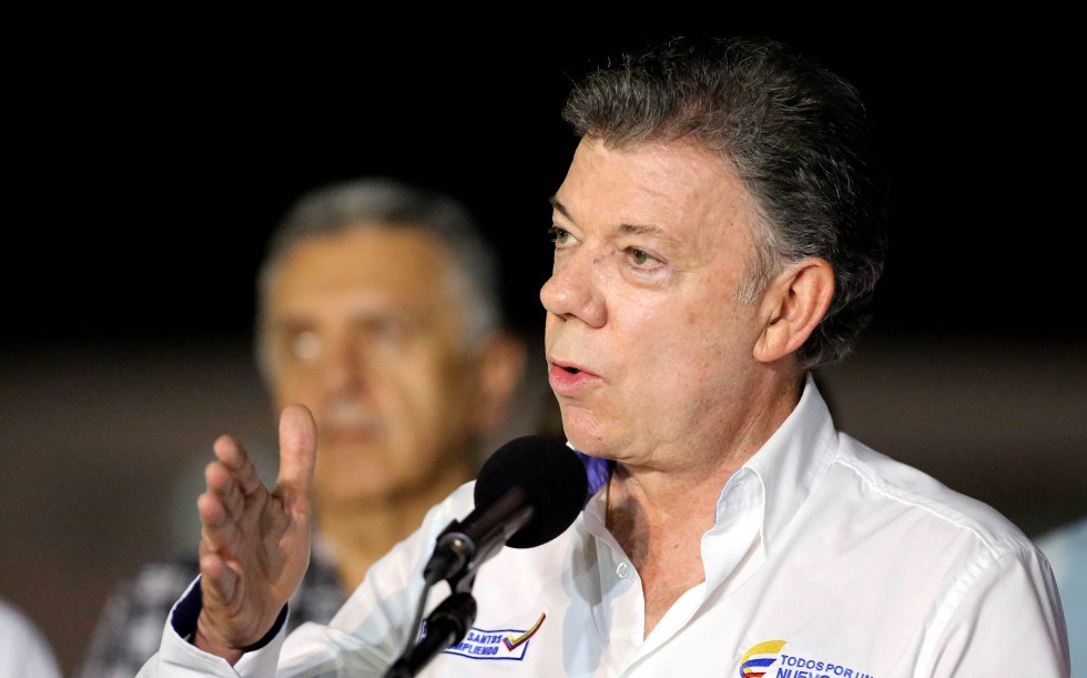 Santos insta a FARC a dejar “soberbia” y asumirse como “victimarios”