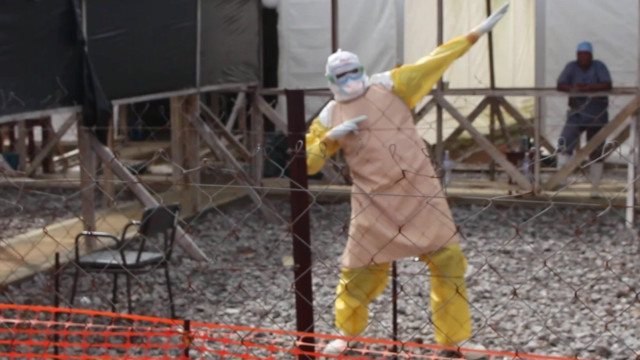 Médicos y pacientes bailan para festejar el alta de la última paciente de ébola (Video)