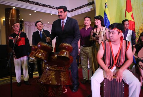 Maduro se despidió de Vietnam tocando timbal ¡Váyalo! (fotos)
