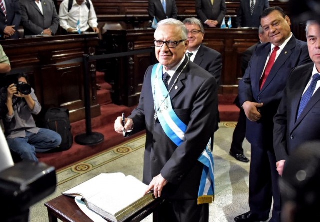 Alejandro Maldonado jura como presidente de Guatemala y pide renuncia de ministros y altos funcionarios del Gobierno